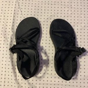 size 7 women’s all black chacos